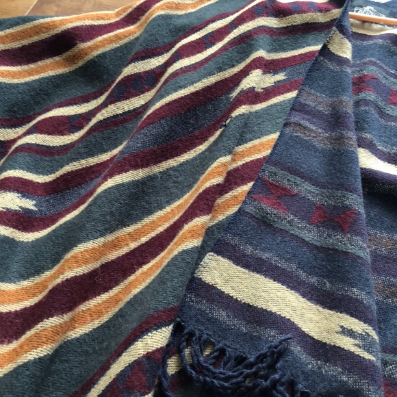 Angie poncho with fringe - Picture 2 of 2